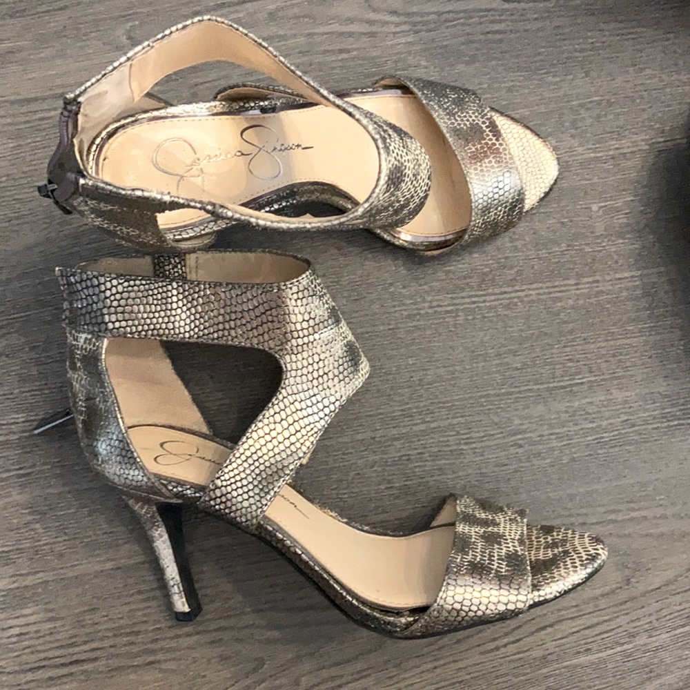 Size 6 . Jessica Simpson heels. Very trendy like new. No damage.Fits size 7